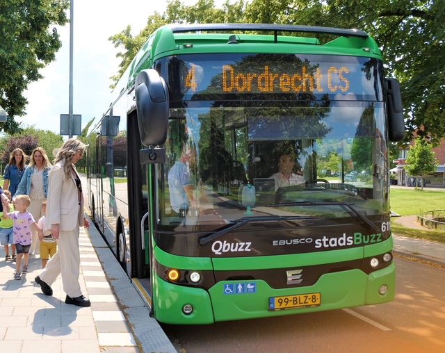 Reizigers stappen in de bus in Dordrecht
