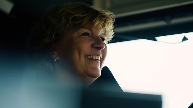 Chauffeuse glimlacht in bus