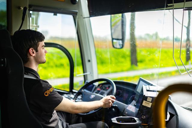 Chauffeur zit achter het stuur in de bus