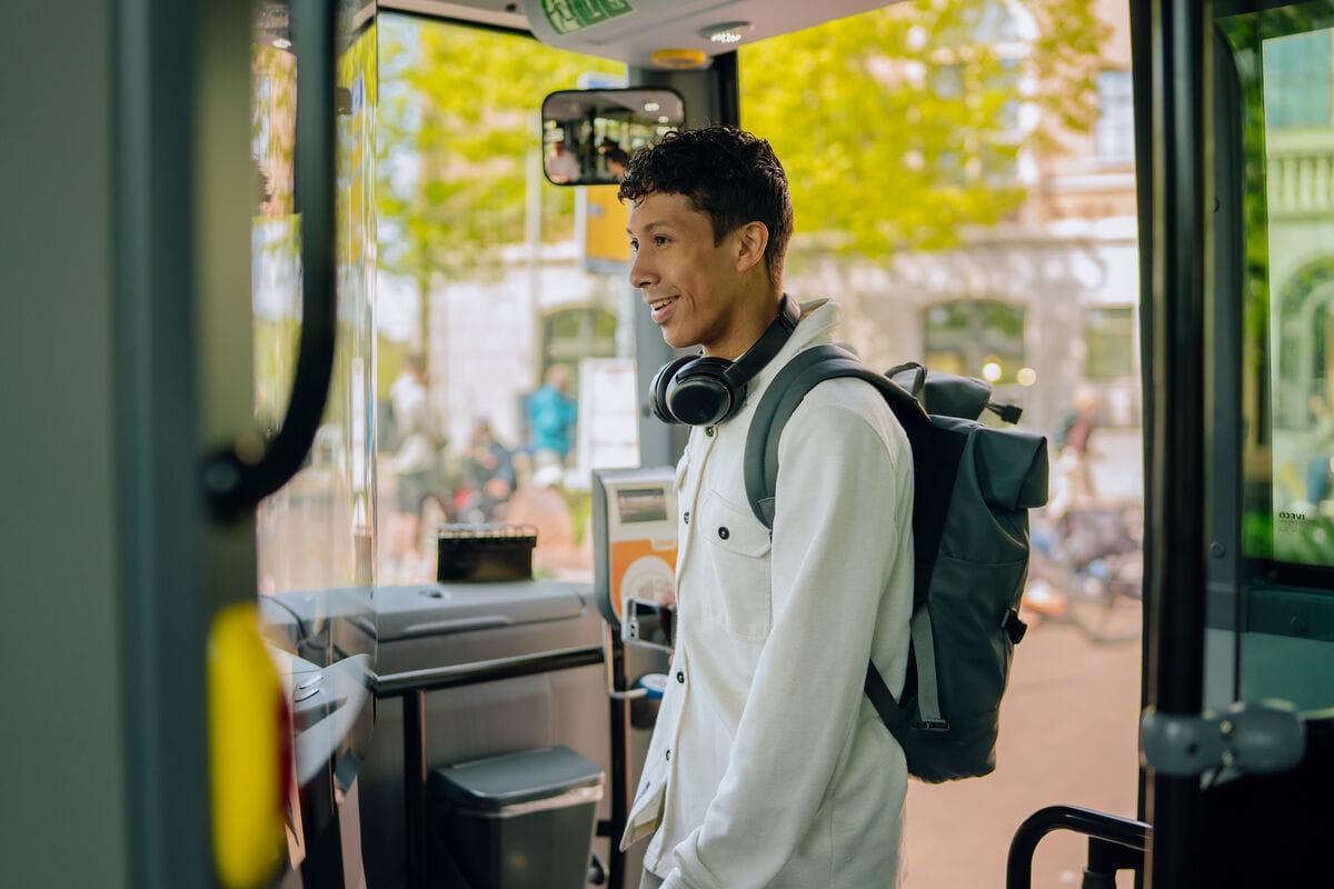 Reiziger met Ipad stapt uit de bus in Utrecht