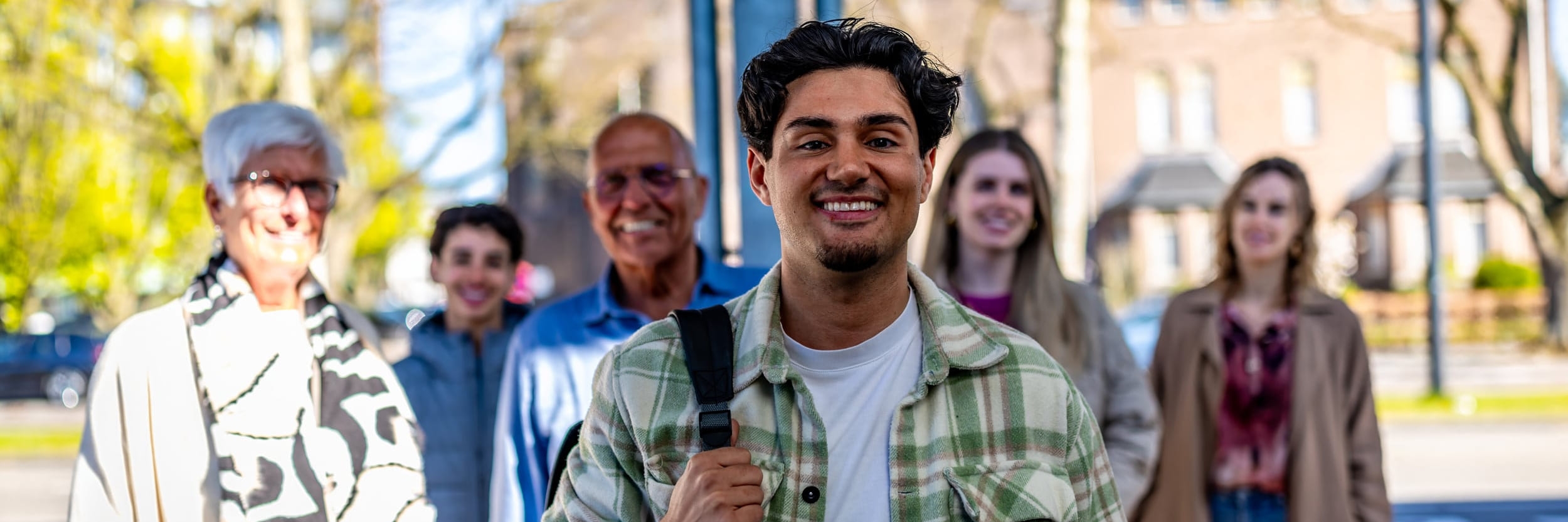 Een groep reizigers staat klaar om de bus in te stappen