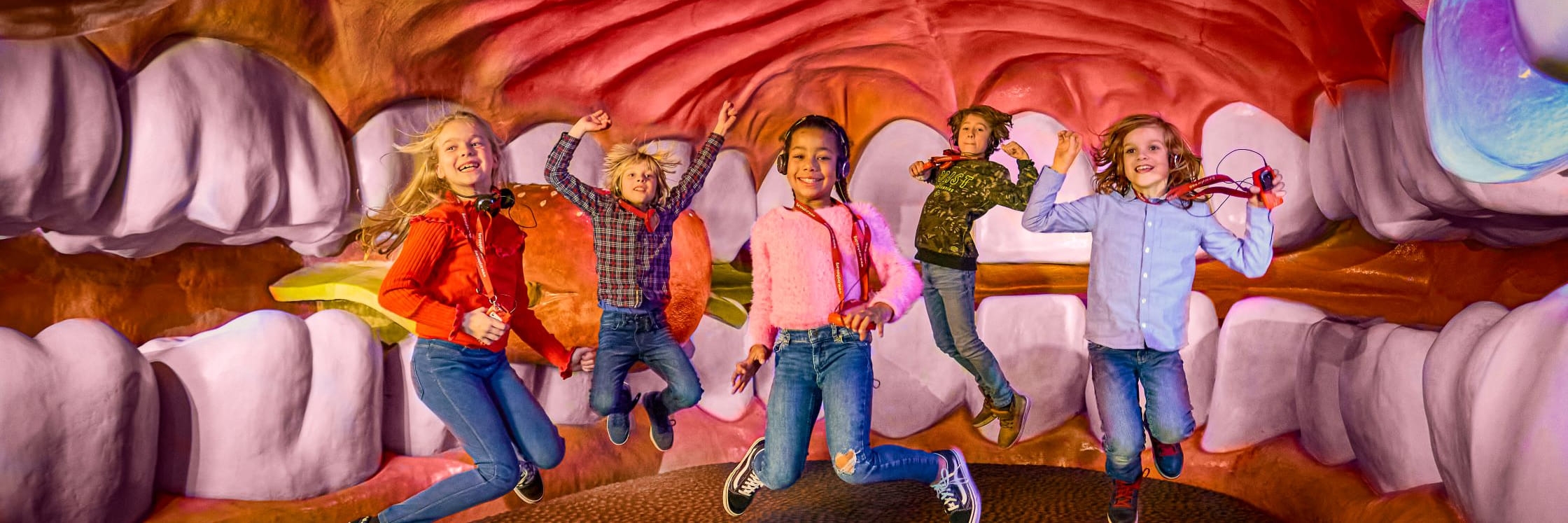 Springende kinderen op tong in het Corpus museum