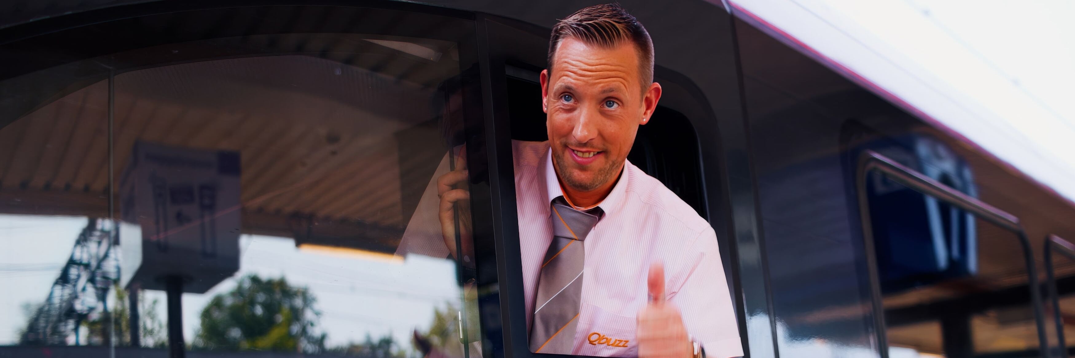 Trein machinist kijkt steekt zijn hoofd uit het raam en steekt zijn duim omhoog